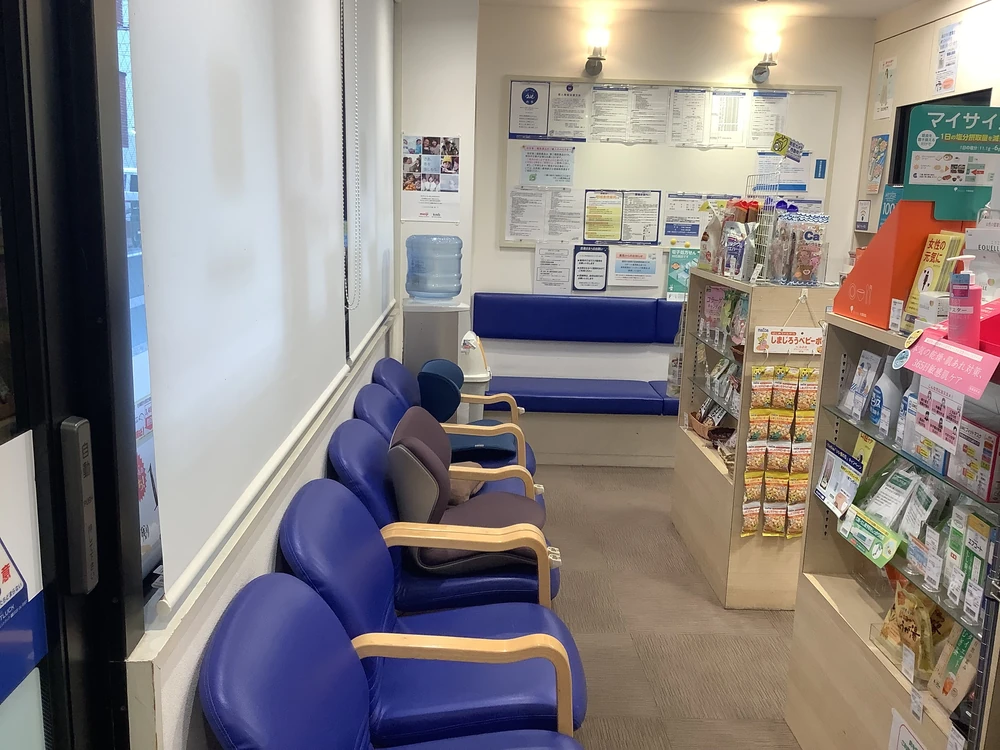 駒込店は受付と複数のお渡し口が分かれたレイアウト。患者様のプライバシーにも配慮しています。