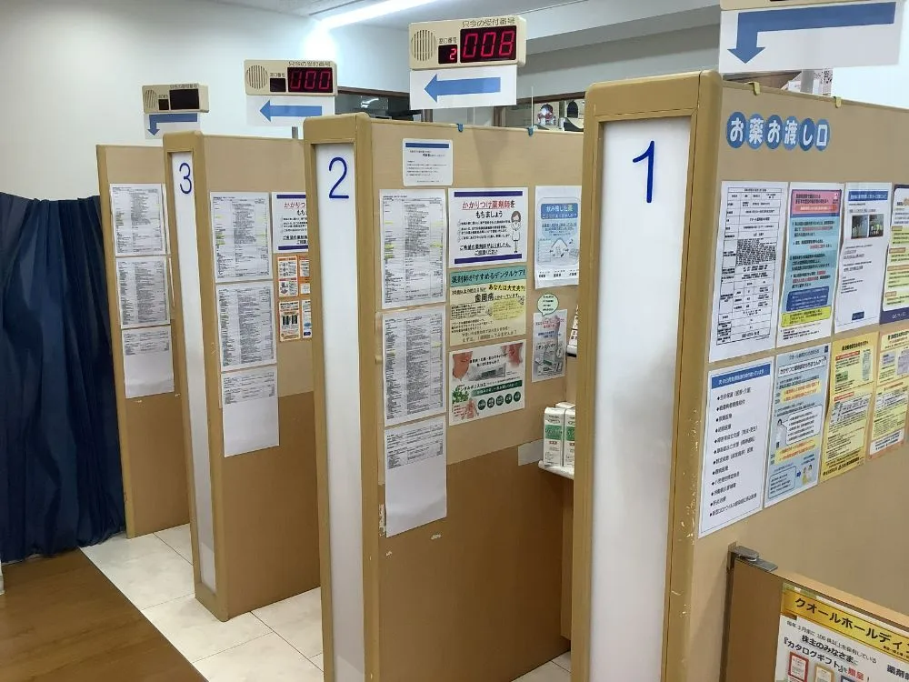 柿の木坂店にはお薬をお渡しする窓口が3ヶ所あり、プライバシーにも配慮しています。