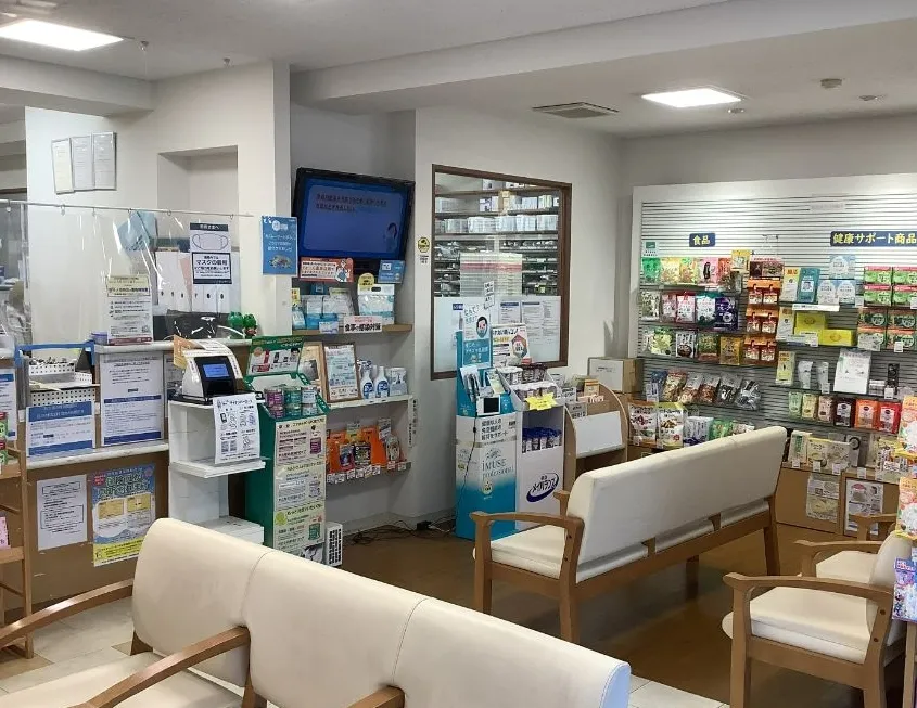 柿の木坂店の待合スペースは余裕を感じて頂けるよう、椅子の配置などを工夫しています。