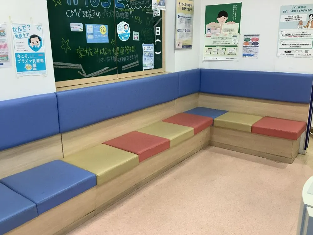 梅ヶ丘店の待合スペースは2ヶ所あります。お子様やご高齢の方でもご利用頂きやすいソファー型の椅子です。