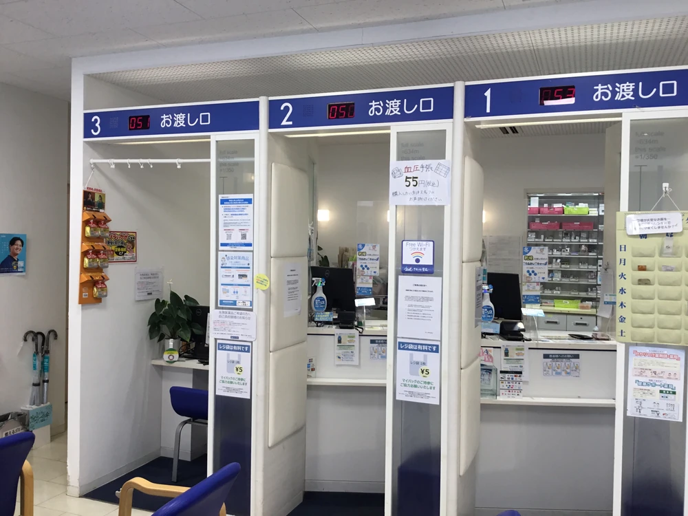 八広店はプライバシーに配慮したお薬をお渡しする窓口が2ヶ所と座ってお話頂けるお渡し窓口もご用意しています。