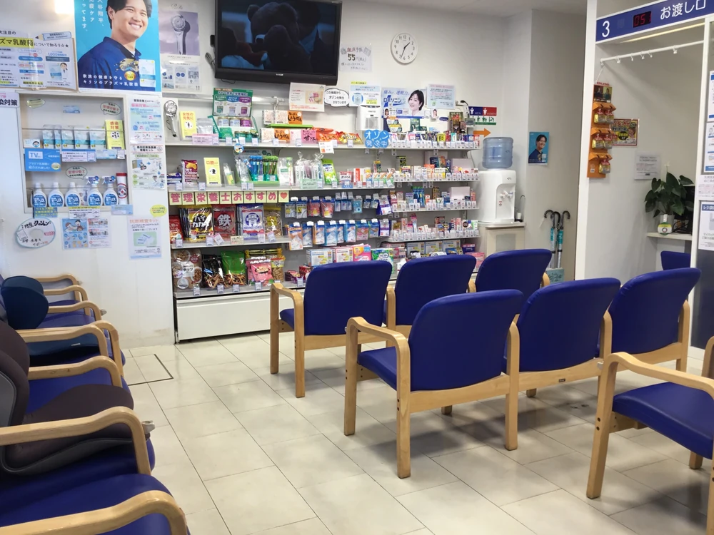 八広店はゆとりある配置の待合室。患者様がリラックスしてお薬をお待ちいただけるレイアウトになっています。