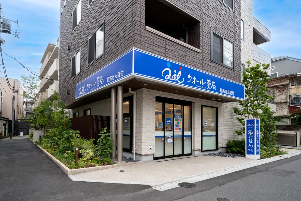 幡ヶ谷店は幡ヶ谷店駅から徒歩3分ほど、住宅が多い地域にある薬局です。