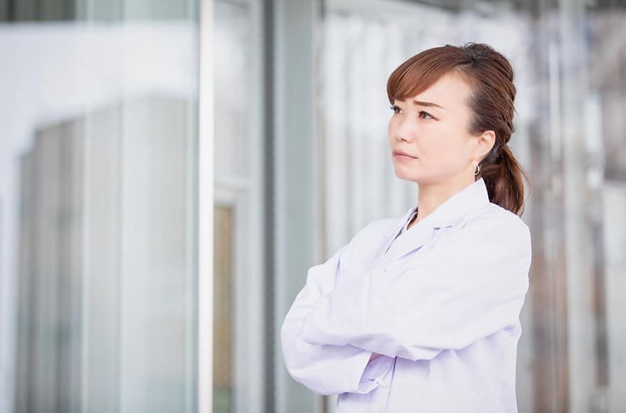 薬剤師が人間関係で悩みやすい理由は？解消する方法や職場選びのコツも紹介