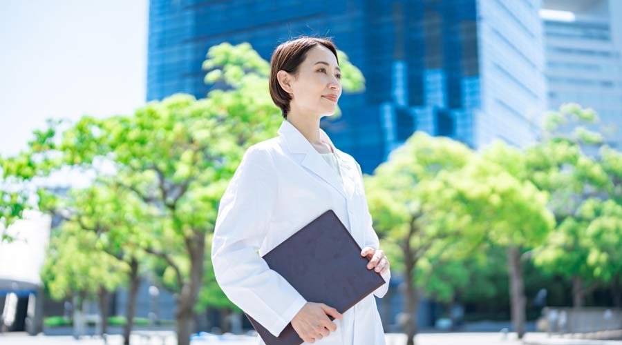 薬剤師の男女比は？女性が多い理由や課題、キャリアプランについて