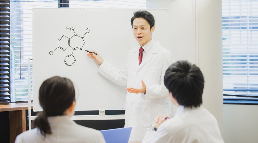 年収1,000万円を目指す薬剤師に必須のスキル5つ｜マネジメント能力や英語力など